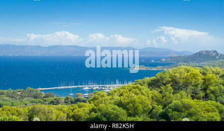 Porquerolles pipular touristischen Insel an der Provence Cote d'Azur, Blick auf den Hafen Bucht. Frankreich Stockfoto