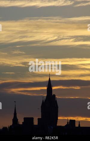 Der Glockenturm der Union Street, Aberdeen Mautstelle und Sheriff Court Silhouette bei Sonnenuntergang. Viktorianische Gotik, Schottland, Großbritannien. Stockfoto