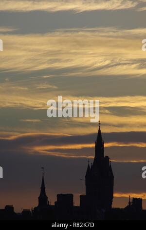 Der Glockenturm der Union Street, Aberdeen Mautstelle und Sheriff Court Silhouette bei Sonnenuntergang. Viktorianische Gotik, Schottland, Großbritannien. Stockfoto