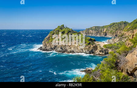 Insel Porquerolles Felsen und Meer bei windigen Tag, Provence Cote d'Azur, Frankreich Stockfoto