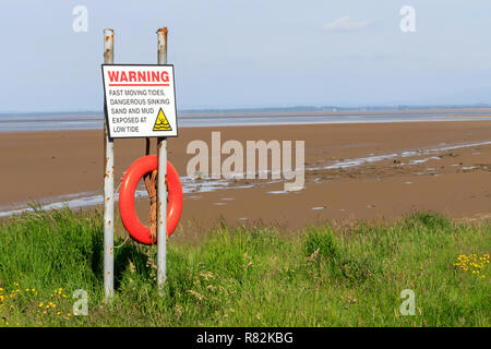 Warnzeichen bei sich schnell bewegenden Gezeiten, gefährliche sinking Sand Stockfoto