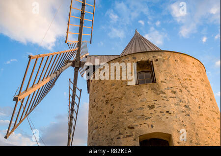 Sonnenuntergang in der Nähe der alten Windmühle. Insel Porquerolles, Provence Cote d'Azur, Frankreich. Stockfoto