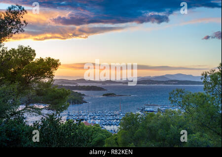 Twilight Landschaft der Insel Porquerolles, Landschaft von der Festung Aussichtspunkt. Provence Cote d'Azur, Frankreich Stockfoto