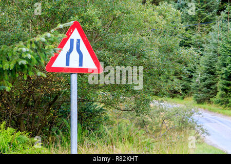 UK Dreieck Schild Warnung der schmalen Straße Stockfoto