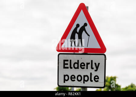 UK Dreieck Schild Warnung der Älteren Menschen Stockfoto