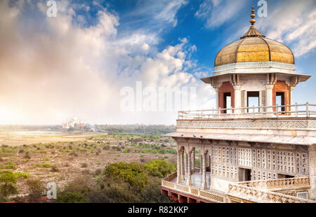 Taj Mahal Blick von Agra Fort blauen bewölkten Himmel in Indien Stockfoto