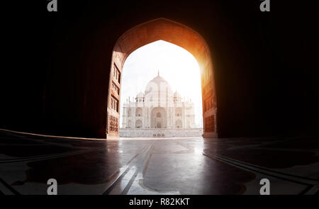 Taj Mahal Blick von der Moschee in Agra, Uttar Pradesh, Indien Stockfoto