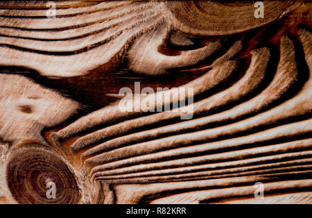 Jahrgang bis dunkelbraunen Holz- hintergrund Textur hautnah. Textur einer Holzplatte aus Massivholz. Stockfoto