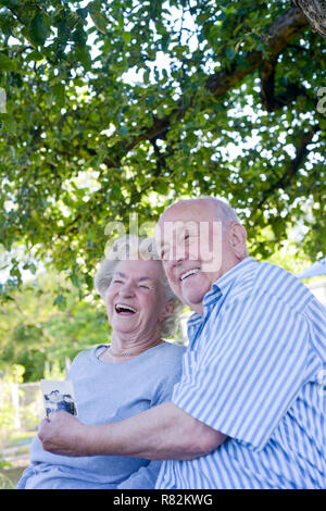 Ältere Paare zeigt Bild ihrer Hochzeit Stockfoto