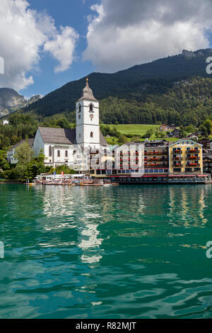 Kirche St. Wolfgang und das White Horse Inn vom See, St. Wolfgang im Salzkammergut, Österreich Stockfoto