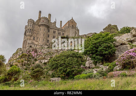 Die Gartenanlage und das Haus an der St. Michael's Mount in Cornwall, England. Stockfoto