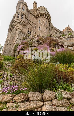 Die Gartenanlage und das Haus an der St. Michael's Mount in Cornwall, England. Stockfoto