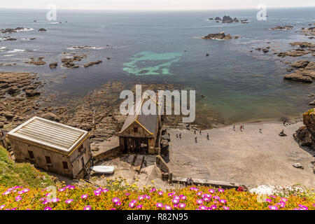 Die alten stillgelegten Rettungsboot Station am Polpeor Cove, an der Eidechse in Cornwall, England. Im Jahr 1914 erbaut. Typische zerklüftete Küste von Cornwall. Stockfoto