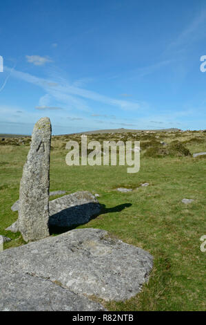 Standing Stone auf Longash Gemeinsamen in der Nähe von Merrivale, Dartmoor Stockfoto