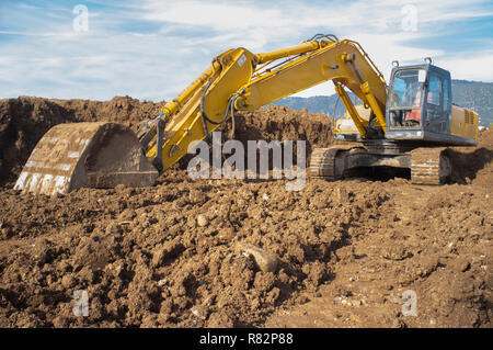 Erdbewegung bagger Vorbereitung der Baustelle Boden. Low Angle Shot Stockfoto