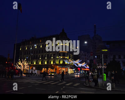 Bukarest, Rumänien - Dezember 9, 2018. Nachtleben in Bukarest im Dezember mit Weihnachtsschmuck in der Mitte der Stadt, auf Calea Victoriei Stockfoto