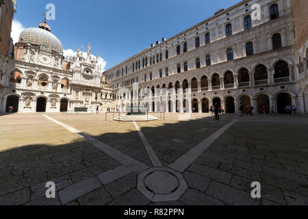 Innenhof des Palazzo Ducale (Dogenpalast) am Markusplatz in Venedig, Italien. Stockfoto