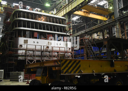Bau von Russischen Kreuzfahrtschiff der PV 300 VD-Projekt auf der Werft "Lotos" in Astrachan, Russland. Stockfoto