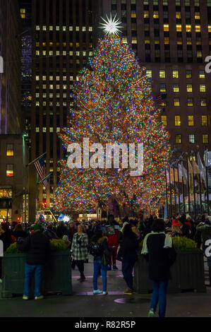 New York, New York/USA - Dezember 11, 2018 Massen der Besucher strömen zum Rockefeller Center Christmas Tree am Dienstag, 11. Dezember 2018. (© Richard B. Levine) Stockfoto