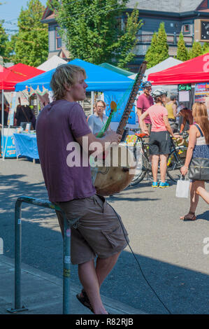 Portland, Oregon, USA - August 17,2014: Hawthorn Street der jährliche Veranstaltung. Ein strassenmusiker spielt die Kora ein Saiteninstrument. Stockfoto