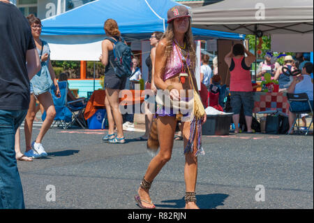 Portland, Oregon, USA - August 17,2014: Hawthorn Street der jährliche Veranstaltung. Eine Dame Spaziergänge entlang der Straße Messe. Stockfoto