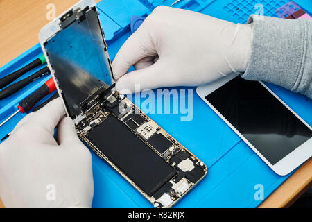 Smartphone mit Repair Tool defekt Stockfoto