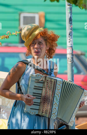 Portland, Oregon, USA - 17. August 2014: eine Straße, Entertainer, spielen eine accordian während Pfeifen, am Weißdorn jährliche Street Fair Stockfoto