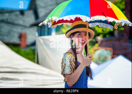 Portland, Oregon, USA - 17. August 2014: Street Performer im Hawthorn Street jährliche Straße Messe Veranstaltung. Dieses schöne Clown auf Stelzen mit einem umbrel Stockfoto