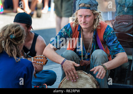 Drums sind diese's Street Musiker Instrument finden Sie in der jährlichen Hawthron Street Fair in Portland, Oregon Stockfoto