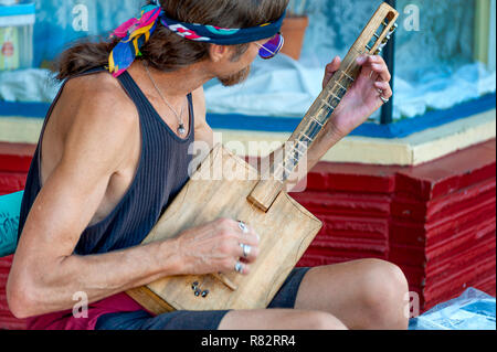 Portland, Oregon, USA - 17. August 2014: eine Straße muscian klimpert seine String Instrument bei der jährlichen Hawthorn Street Fair Event in Portland, Oregon, Stockfoto