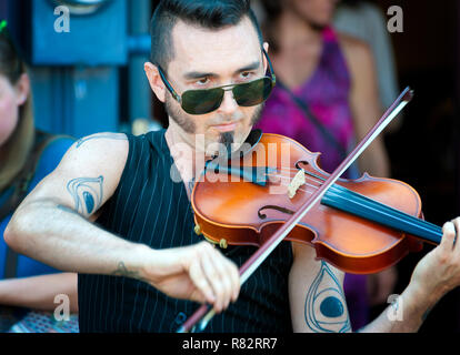 Ein Gothic Straße muscian spielt eine Violine an der jährlichen Hawthorn Street Fair in Portland, Oregon, 17. August 2014 Stockfoto