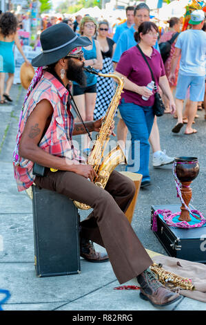 Portland, Oregon, USA - 17. August 2014: ein Saxophonist player, Straßenmusiker, unterhält die Masse an der jährlichen Hawthorn Street Fair, In Portland, Erz Stockfoto