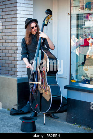 Portland, Oregon, USA - 17. August 2014: Goth gekleidet Straße muscian, Klimpern eine Basis, an der Portland, Oregon jährliche Hawthorn Street Fair, 17. August Stockfoto