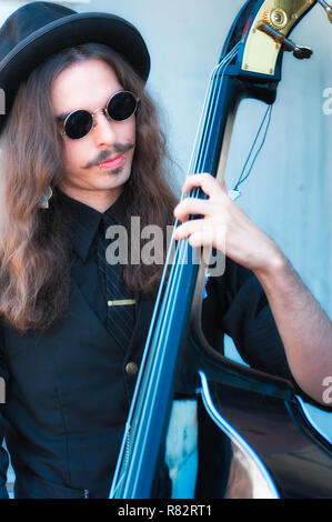 Ein Gothic Style street musucian spielt die Basis bei der jährlichen Hawthorn Street Fair, Portland, Oregon, 17. August 2014 Stockfoto