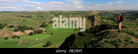 Walker auf Chrome Hügel, in der Nähe von hollinsclough Dorf, Obere Taube Tal, Nationalpark Peak District, Derbyshire, England, Großbritannien Stockfoto