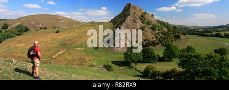 Walker am Parkhaus Hügel, in der Nähe von hollinsclough Dorf, Obere Taube Tal, Nationalpark Peak District, Derbyshire, England, Großbritannien Stockfoto