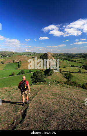 Walker auf Chrome Hügel, in der Nähe von hollinsclough Dorf, Obere Taube Tal, Nationalpark Peak District, Derbyshire, England, Großbritannien Stockfoto