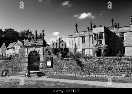 Sommer Blick der Tissington Hall, Tissington Dorf, Nationalpark Peak District, Derbyshire, England, Großbritannien Stockfoto