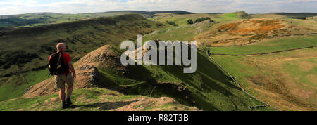 Walker auf Chrome Hügel, in der Nähe von hollinsclough Dorf, Obere Taube Tal, Nationalpark Peak District, Derbyshire, England, Großbritannien Stockfoto