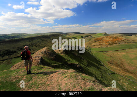 Walker auf Chrome Hügel, in der Nähe von hollinsclough Dorf, Obere Taube Tal, Nationalpark Peak District, Derbyshire, England, Großbritannien Stockfoto