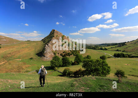 Walker am Parkhaus Hügel, in der Nähe von hollinsclough Dorf, Obere Taube Tal, Nationalpark Peak District, Derbyshire, England, Großbritannien Stockfoto