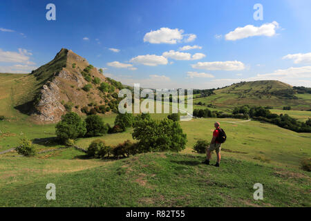 Walker am Parkhaus Hügel, in der Nähe von hollinsclough Dorf, Obere Taube Tal, Nationalpark Peak District, Derbyshire, England, Großbritannien Stockfoto