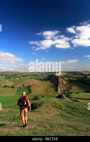 Walker auf Chrome Hügel, in der Nähe von hollinsclough Dorf, Obere Taube Tal, Nationalpark Peak District, Derbyshire, England, Großbritannien Stockfoto