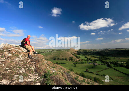 Walker am Parkhaus Hügel, in der Nähe von hollinsclough Dorf, Obere Taube Tal, Nationalpark Peak District, Derbyshire, England, Großbritannien Stockfoto