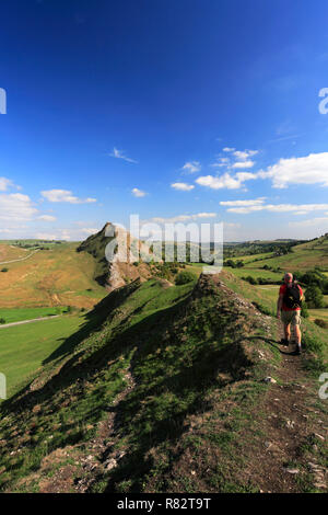 Walker auf Chrome Hügel, in der Nähe von hollinsclough Dorf, Obere Taube Tal, Nationalpark Peak District, Derbyshire, England, Großbritannien Stockfoto