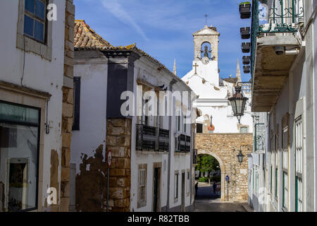 Faro, Portugal, 03.12.2018. Arco da Vila, monumentale neo-klassischen Torbogen führt in die Altstadt von Faro. Stockfoto