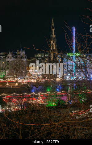 Den Weihnachtsmarkt in der Princes Street und Gärten bringt einige festliche Farbe zum Stadtzentrum von Edinburgh im Jahr 2018 Stockfoto