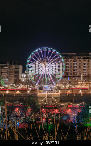 Den Weihnachtsmarkt in der Princes Street und Gärten bringt einige festliche Farbe zum Stadtzentrum von Edinburgh im Jahr 2018 Stockfoto