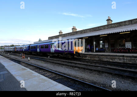 Northern Zügen 150135, Buxton, Nationalpark Peak District, Derbyshire, England, Großbritannien Stockfoto