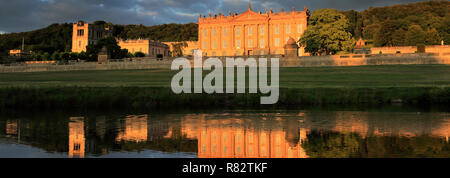 Sonnenuntergang über Chatsworth House, Fluss Derwent, Haus des Herzogs von Devonshire, Nationalpark Peak District, Derbyshire, England, Großbritannien Stockfoto